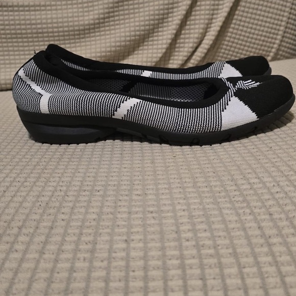 Skechers Black‎ and White Slip-Ons - Picture 3 of 7